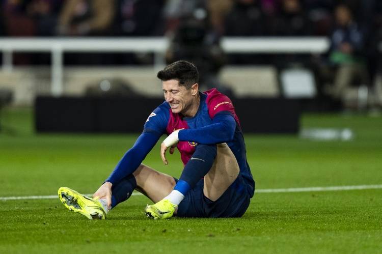 记者：莱万可能无法参加国王杯决赛，甚至出战欧冠半决赛也存疑